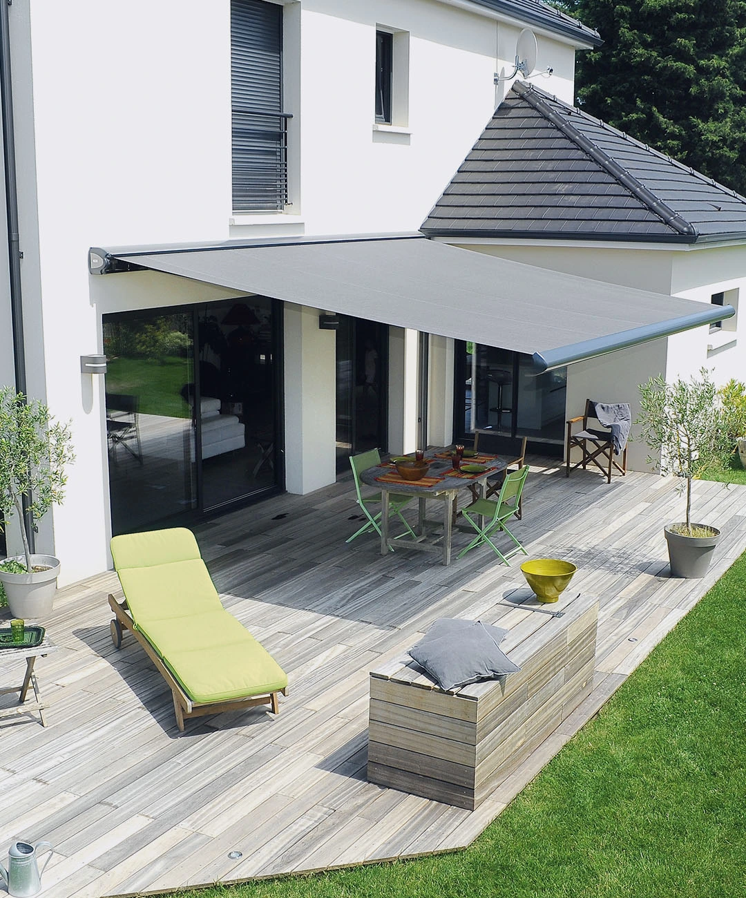 Store banne déployé sur une terrasse, installé par Vexin Fermetures dans le Val d’Oise