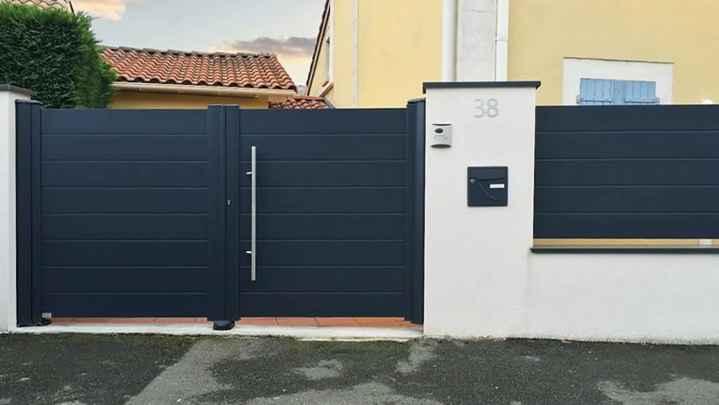 Clôture aluminium noire à lames larges installée par Vexin Fermetures dans le Val d’Oise