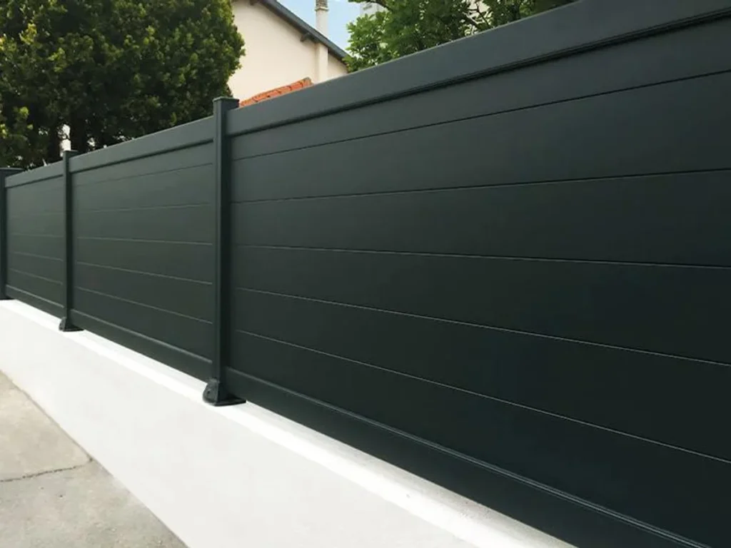 Clôture aluminium à lames horizontales occultantes délimitant un jardin