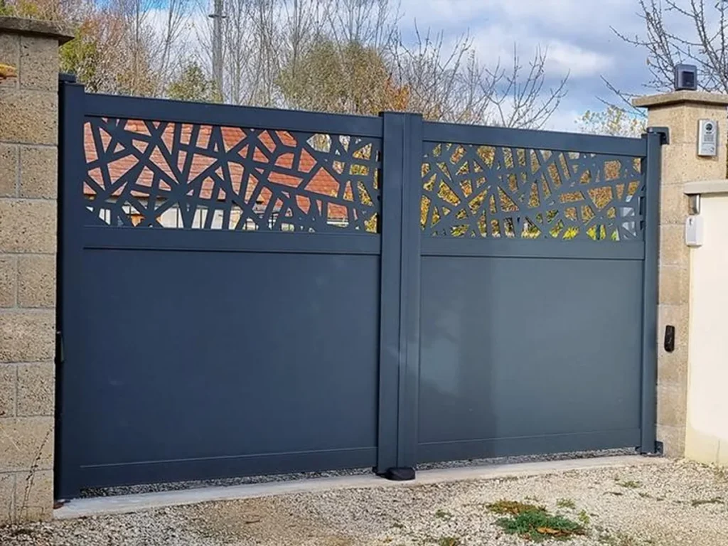 Portail aluminium sur mesure gris anthracite avec panneau supérieur en tôle découpée, installé dans le Val d’Oise