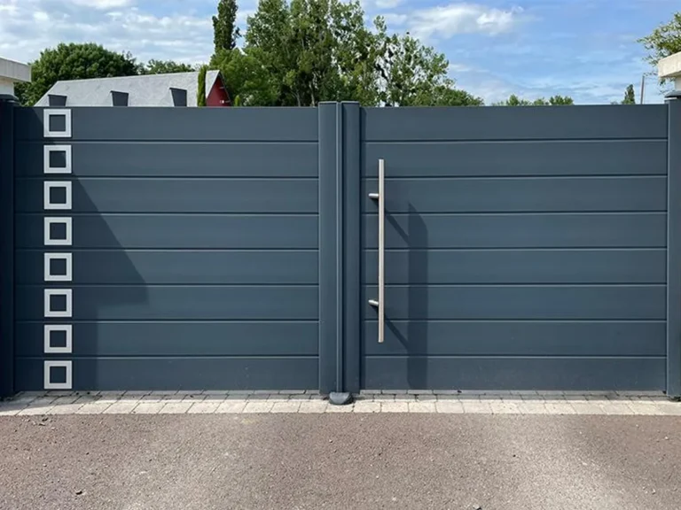 Portail battant aluminium gris anthracite à lames horizontales, posé par Vexin Fermetures dans le Val d’Oise
