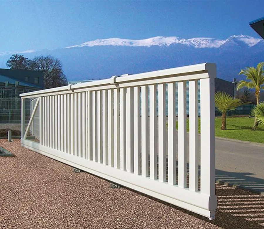 Portail coulissant autoporté en aluminium blanc, sans rail au sol, sur une entrée de propriété