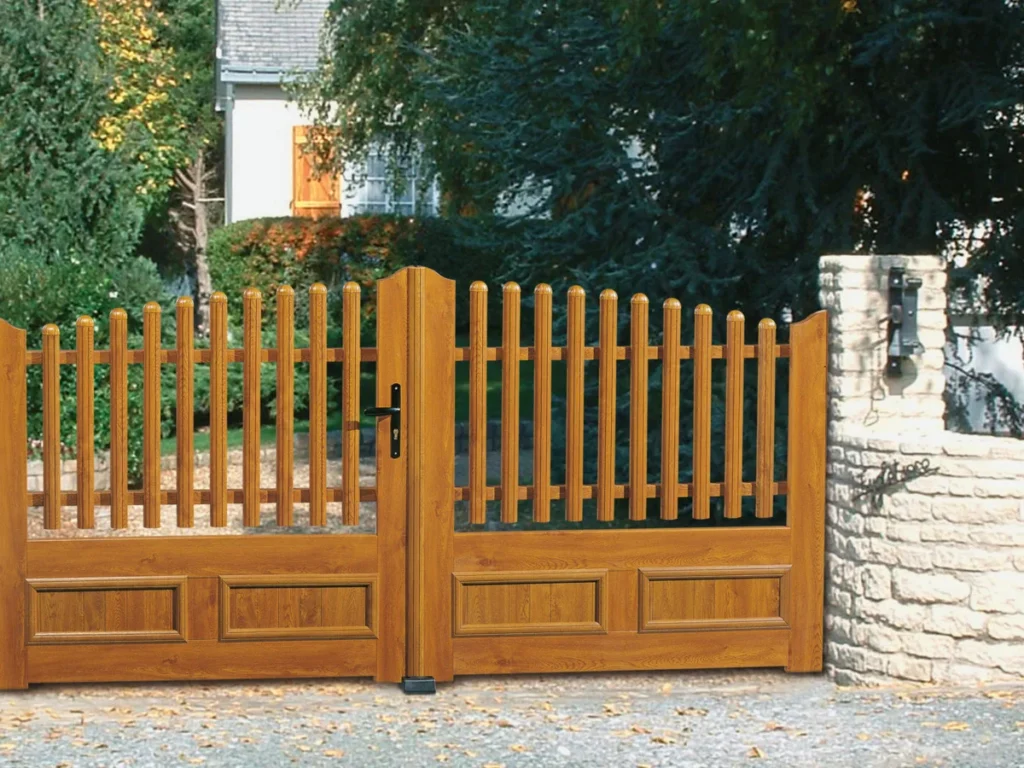 Portail battant PVC ton chêne avec clôture assortie, sur une entrée de propriété