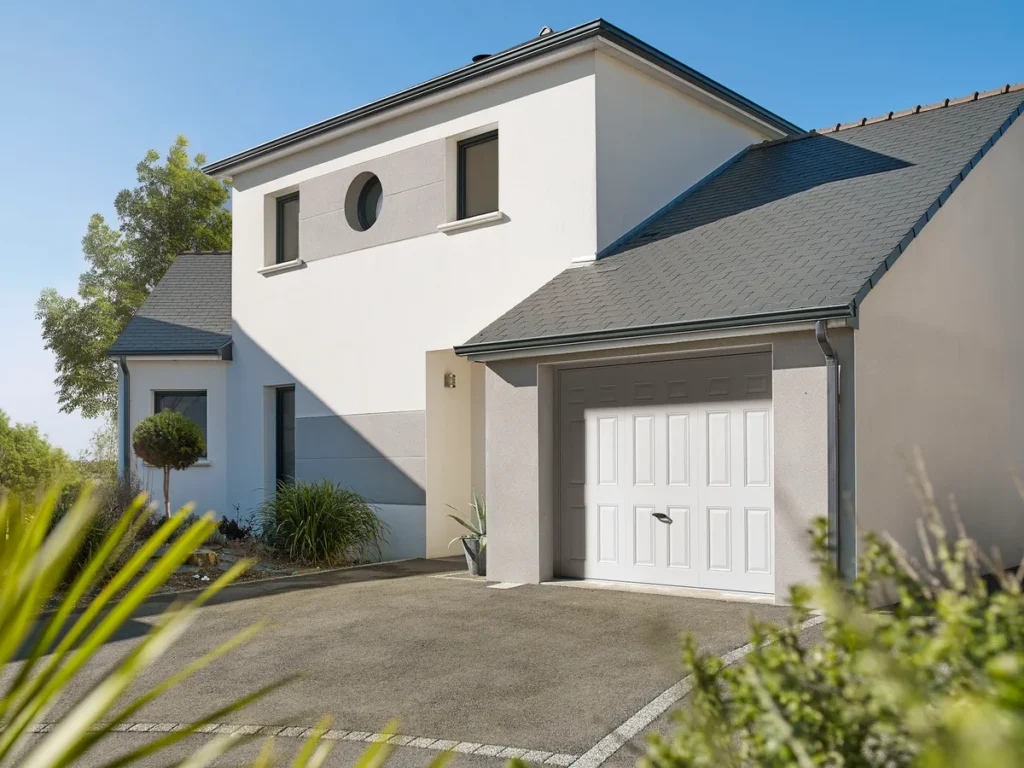 Porte de garage basculante au design contemporain sur une maison individuelle