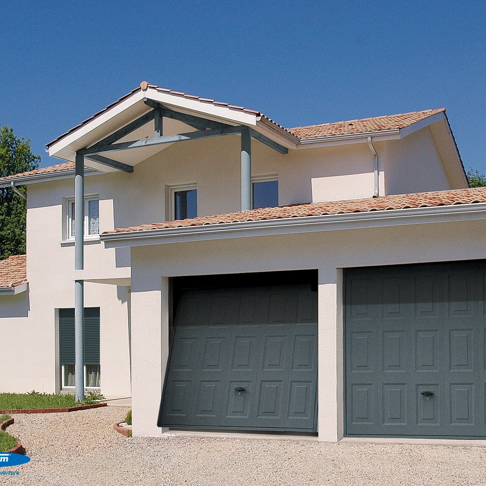 Porte de garage basculante à panneaux réguliers, coloris bleu sable