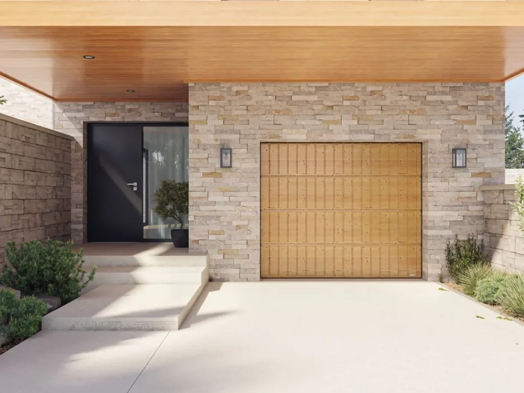 Porte de garage sectionnelle en bois sur une maison de bord de mer