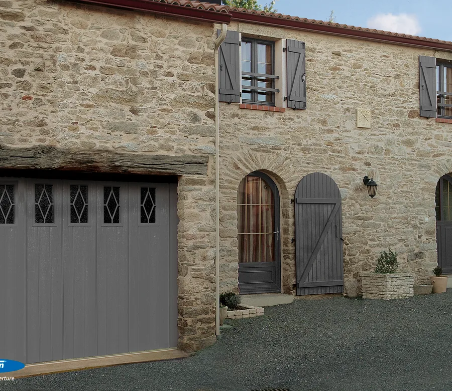 Porte de garage latérale aluminium gris à nervures verticales et hublots