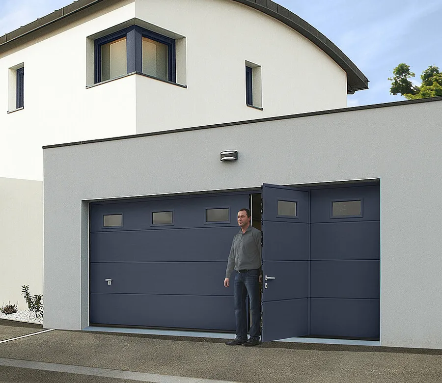 Porte de garage sectionnelle gris anthracite équipée d’un portillon intégré