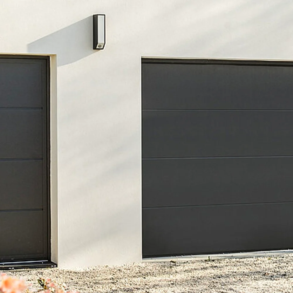 Porte de service PVC blanche cintrée avec vitrage décoratif, sur une façade beige