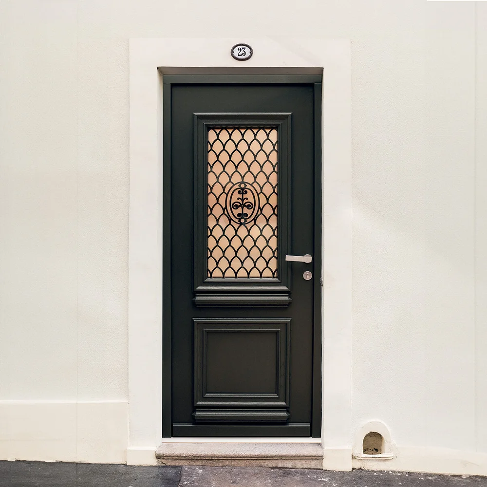 Porte d’entrée PVC coloris chêne doré, vitrage cintré et moulures, style traditionnel