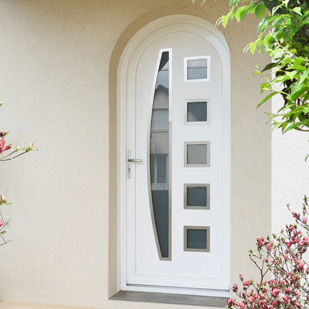 Porte de service PVC blanche cintrée avec vitrage décoratif, sur une façade beige