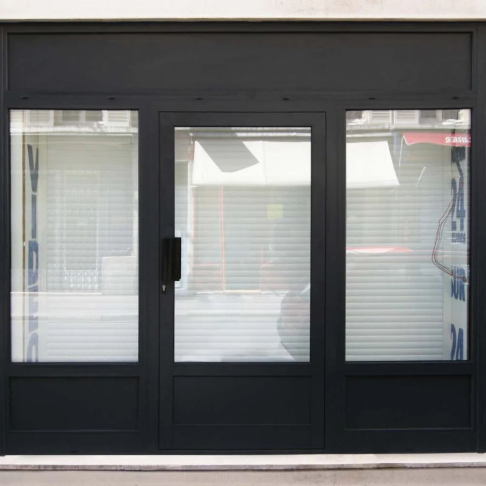Porte d’entrée PVC coloris chêne doré, vitrage cintré et moulures, style traditionnel