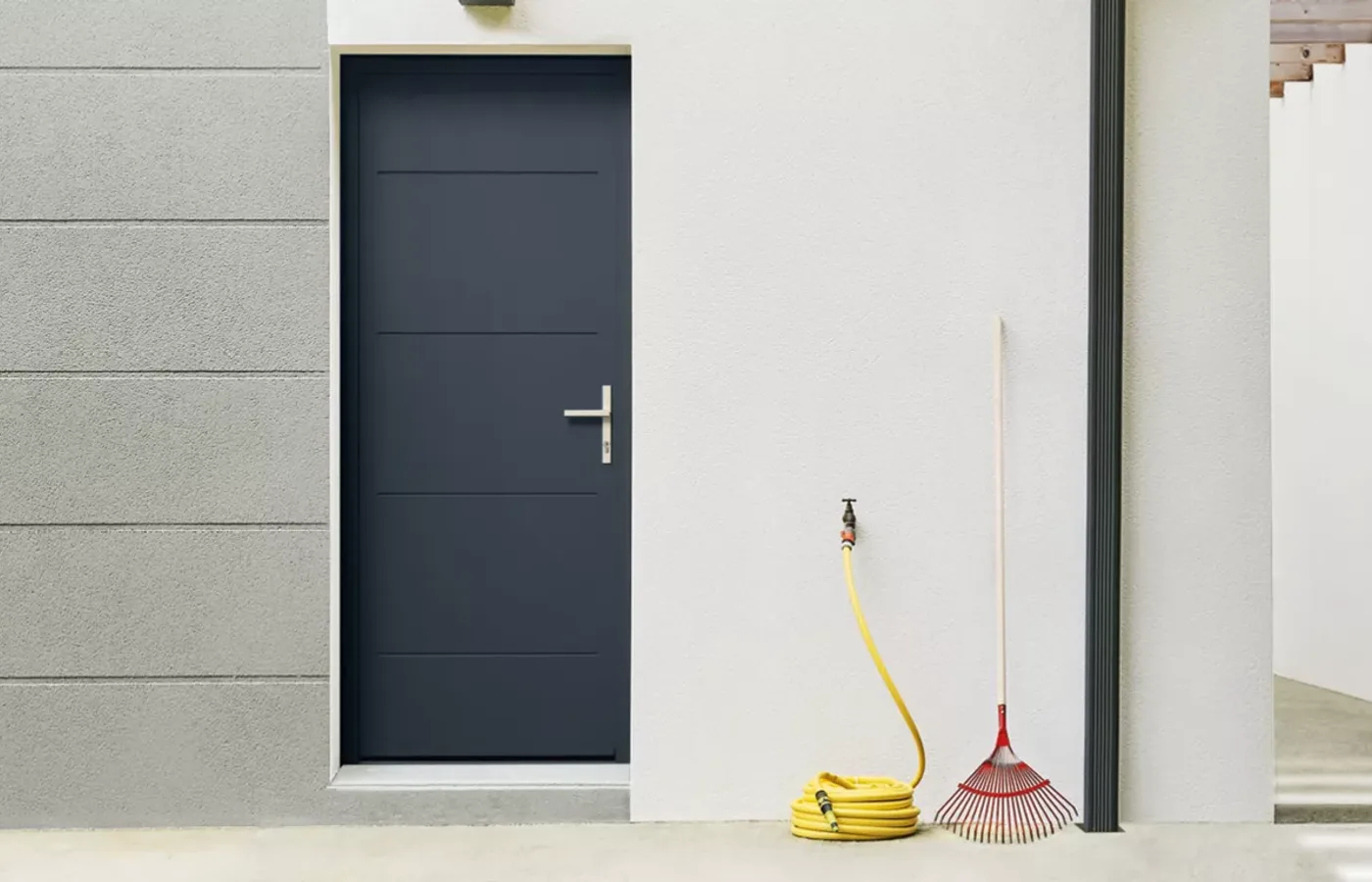 Porte de service sur mesure installée par Vexin Fermetures dans le Val d’Oise et les Yvelines