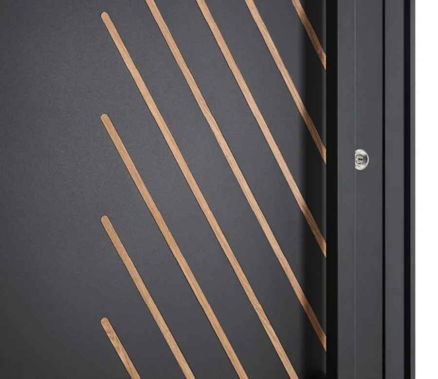 Détail d’une porte d’entrée aluminium gris foncé avec inserts décoratifs en chêne clair