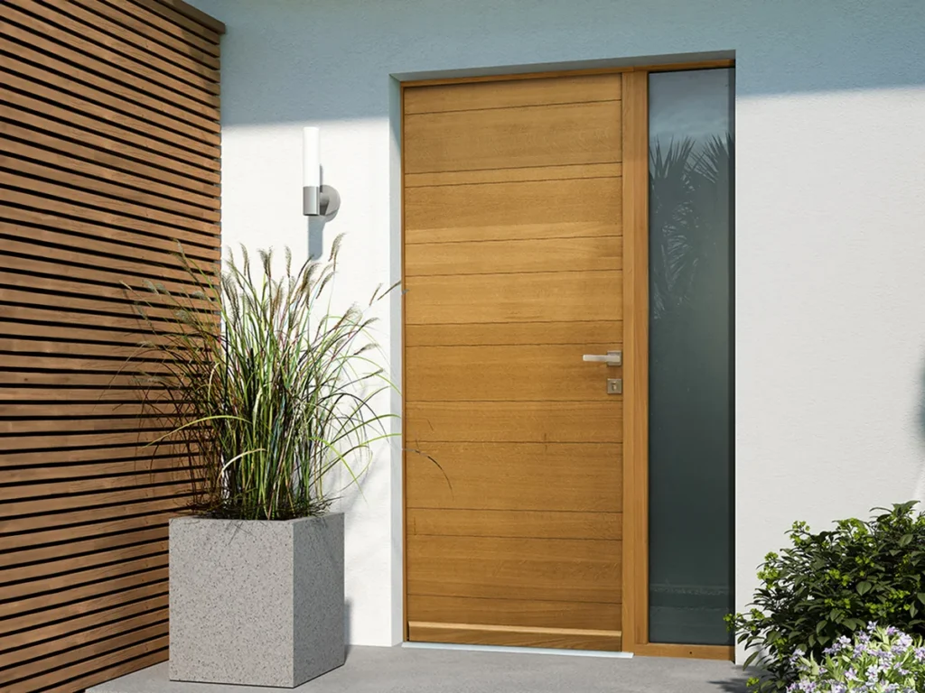Porte d’entrée bois contemporaine avec fixe vitré latéral sur une façade claire