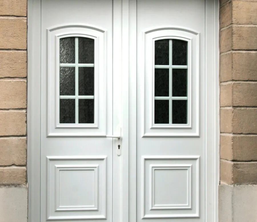 Porte d’entrée PVC blanche à deux vantaux et panneaux moulurés, modèle Castille