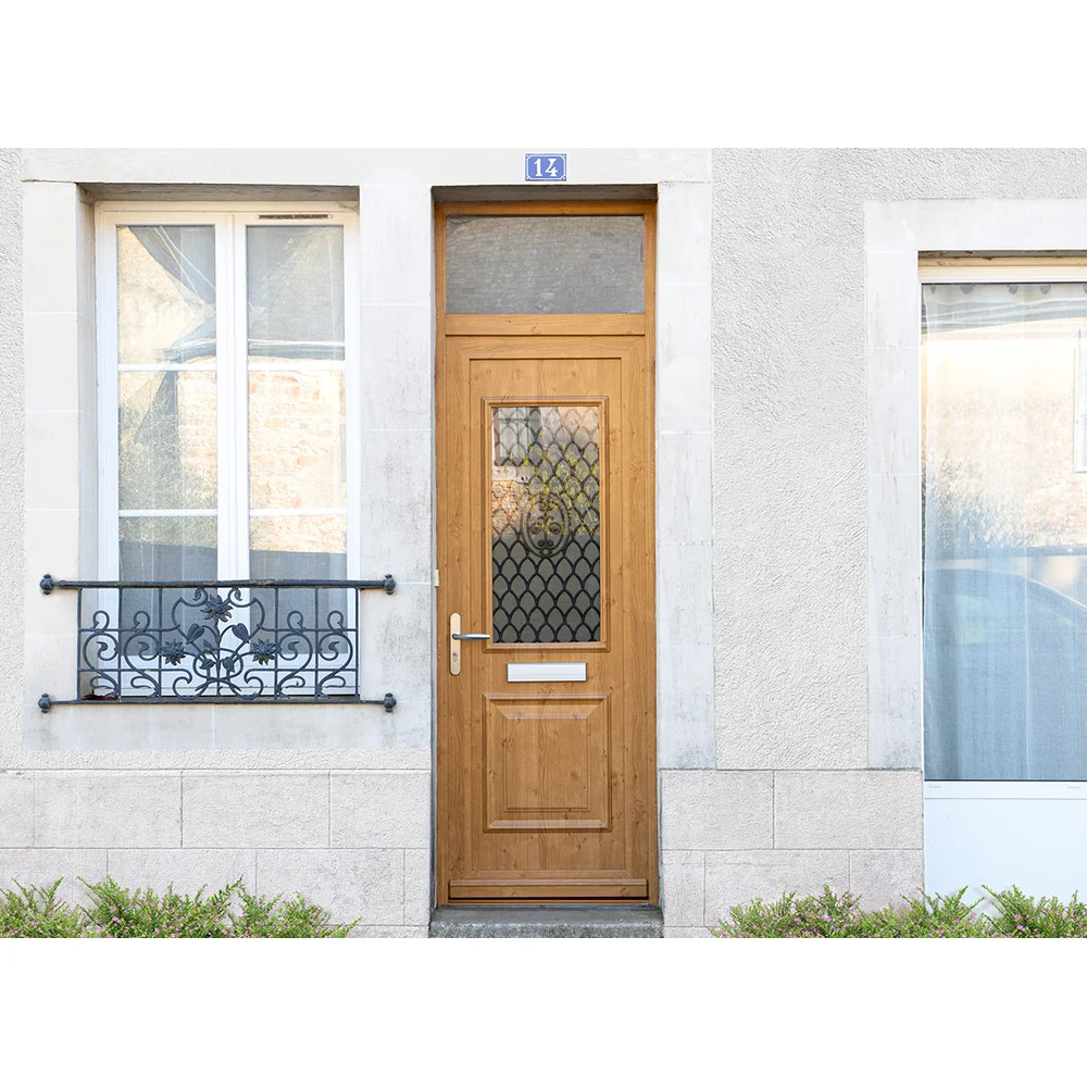 Porte d’entrée PVC coloris chêne doré, vitrage cintré et moulures, style traditionnel