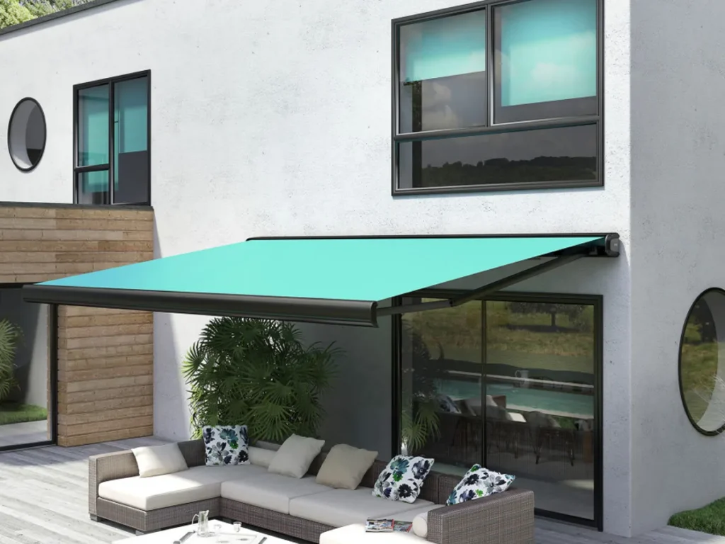 Store banne à coffre intégral déployé au-dessus d’une terrasse de maison contemporaine