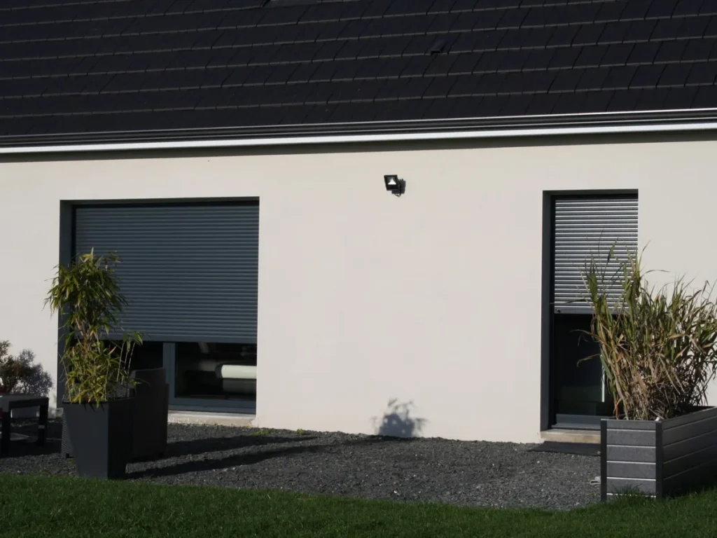 Volets roulants aluminium gris anthracite baissés sur une maison contemporaine blanche